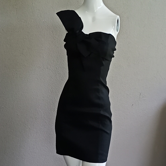 Bardot Dresses & Skirts - Bardot little black dress with oversized bow size 6